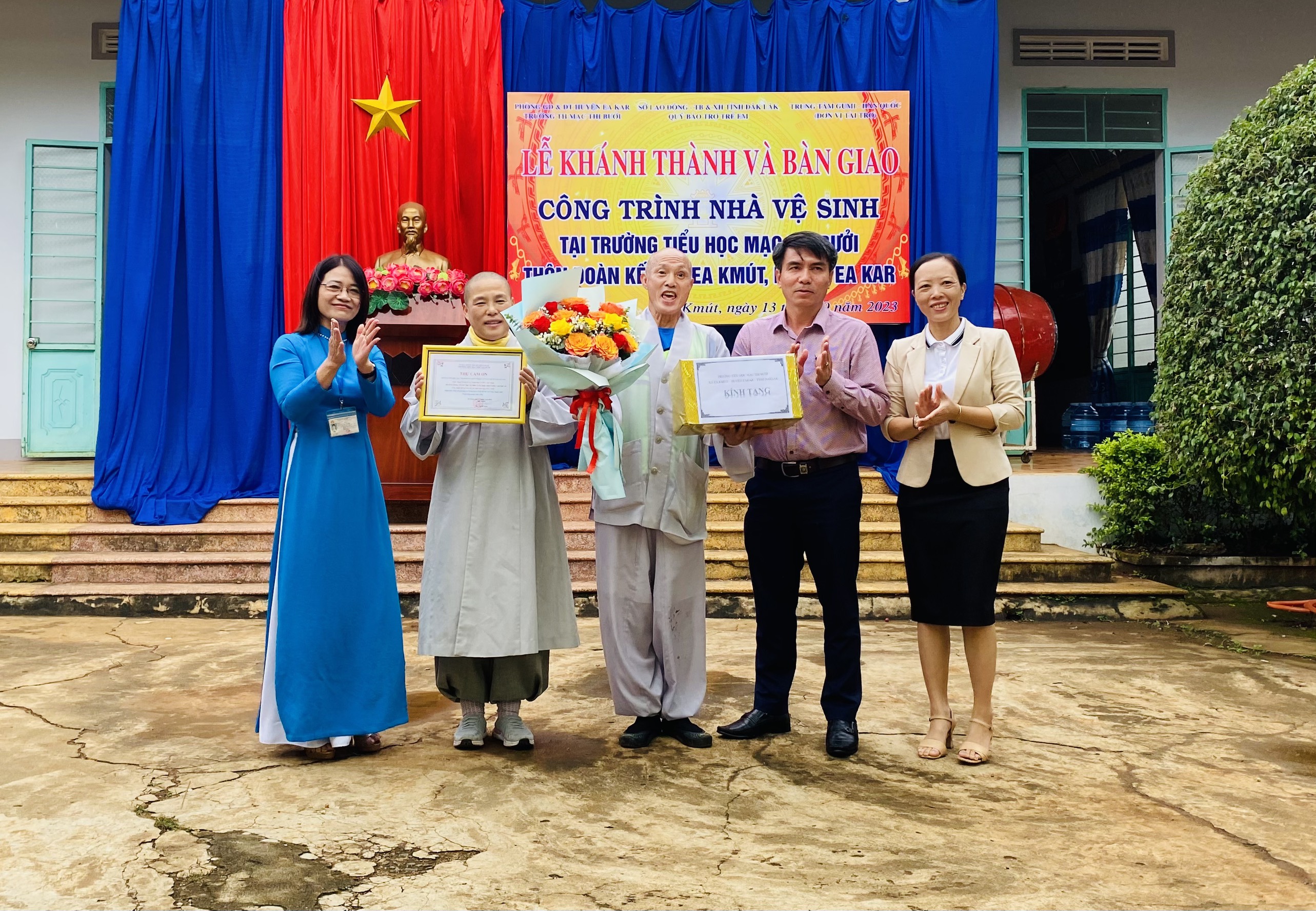 Lễ khánh thành và bàn giao công trình nhà vệ sinh.